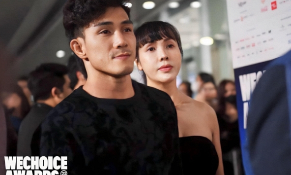 Võ sĩ Nguyễn Trần Duy Nhất tay trong tay với bà xã tại thảm đỏ WeChoice, ấn tượng đặc biệt với thông điệp 'dám đam mê, dám rực rỡ'