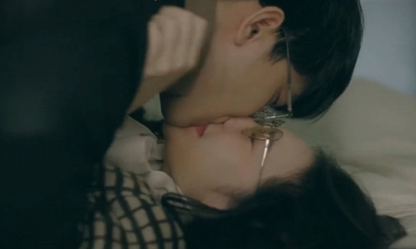 'Chúng ta của 8 năm sau' gây bất bình vì cảnh chồng cưỡng ép vợ, đã ngoại tình còn dám ghen ngược