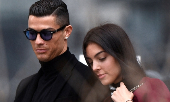 Bạn gái Ronaldo nhận triệu lượt thả tim khi lên bìa tạp chí, đưa ra lời khẳng định xóa tan nghi vấn 'ăn bám' CR7