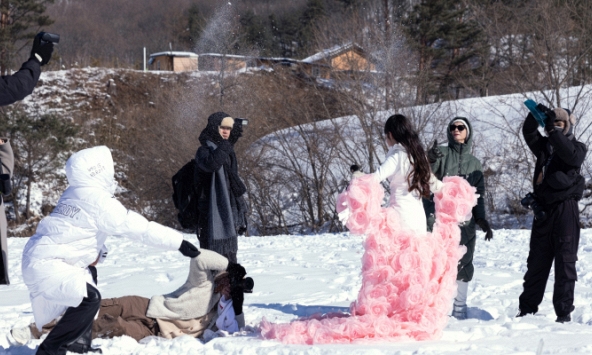 Dàn người mẫu Việt catwalk trên tuyết