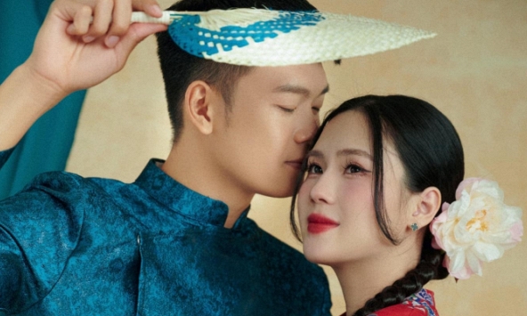 Ngắm trọn bộ ảnh tết nhà Thành Chung và vợ hotgirl Tuyên Quang: Nàng WAG đằm thắm, đúng gái một con trông mòn con mắt