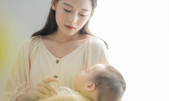 Sau cuộc gọi cho chồng, tôi quyết định bế con về nhà ngoại, bất chấp đang là nửa đêm