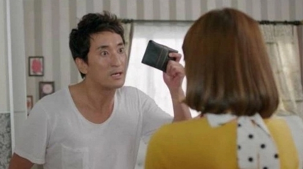 Anh tôi ném xấp tiền lên bàn rồi nói lời cay nghiệt, phản ứng của chị dâu khiến cả nhà bất ngờ