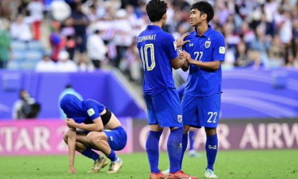 Cầu thủ Thái Lan thất thần sau khi bị loại tiếc nuối tại Asian Cup, HLV lên tiếng xin lỗi người hâm mộ