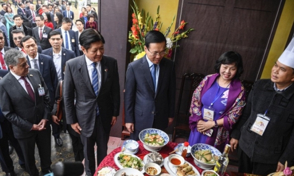 Chủ tịch nước Võ Văn Thưởng mời Tổng thống Philippines trải nghiệm không khí Tết tại Hoàng thành Thăng Long