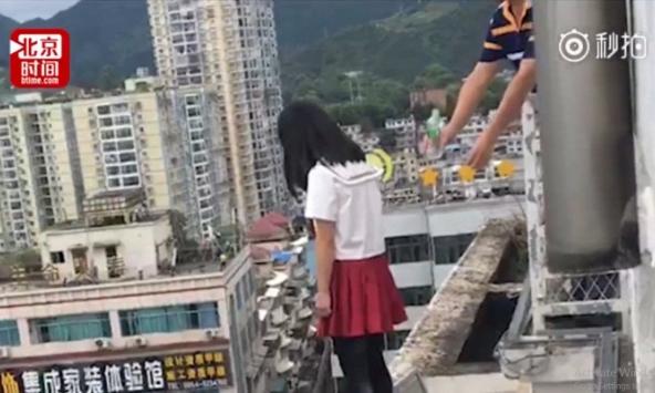 Hai nữ sinh trung học có hành động dại dột, cập nhật trên mạng xã hội của họ 20 phút trước đó thật đau lòng