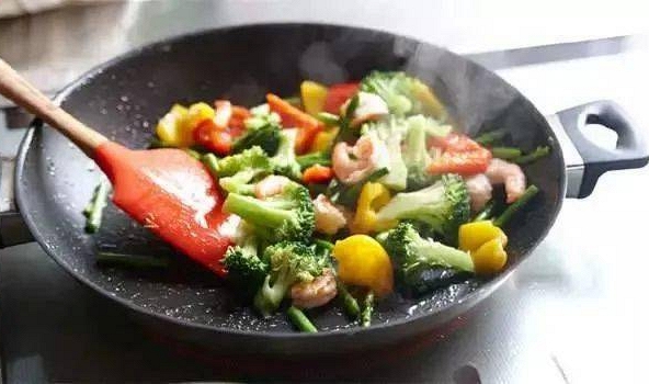 Một thói quen trong khi nấu nướng có thể khiến cả nhà hấp thụ thêm nhiều 'chất béo xấu'