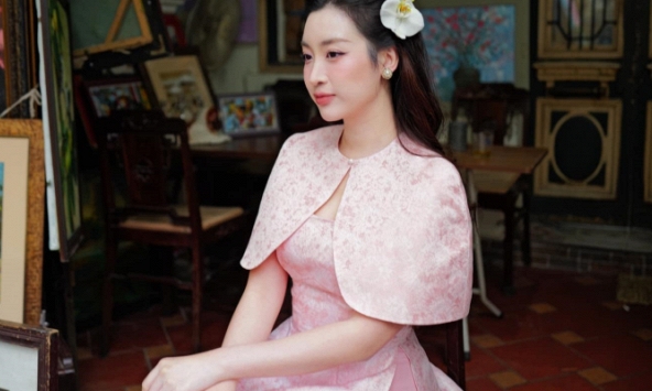 Trước thềm tết Nguyên đán, Đỗ Mỹ Linh đăng tải khoảnh khắc chuẩn phong thái con dâu nhà hào môn