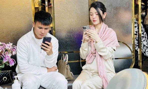 Chu Thanh Huyền khoe dành cả ngày để đi mua sắm cùng Quang Hải, chọn toàn đồ hiệu cực sang xịn