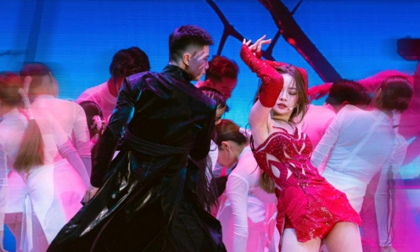 Fan Trung nức nở, tự hào với màn trình diễn của Chi Pu tại WeChoice nhưng lại “dằn mặt' một điều 