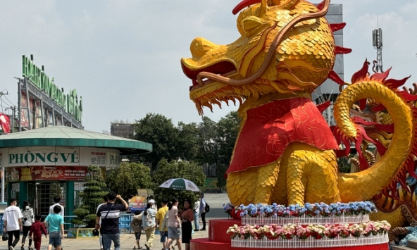 Linh vật 'rồng đầu cá trê” đón Tết ở Suối Tiên gây bão mạng: Đại diện khu du lịch nói gì?