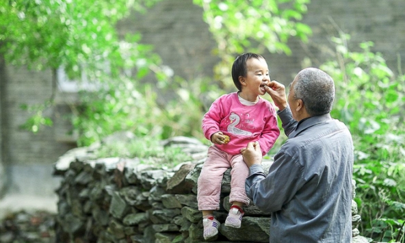 Bài văn 'Ông tôi' của cậu bé lớp 2 giành giải thưởng, chỉ vỏn vẹn 26 chữ nhưng khiến ai cũng rơi lệ