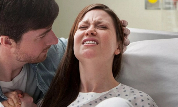 Đang đau đớn quằn quại vì cơn chuyển dạ sinh nở, người phụ nữ vẫn gào thét đuổi mẹ chồng ra khỏi phòng, lý do được dân mạng tán đồng