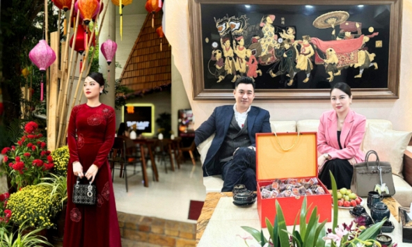 Hằng Túi được bạn trai rặng cả rương vàng làm quà Tết, nhìn số 'cây' mà dân tình 'ngơ ngác, bật ngửa'