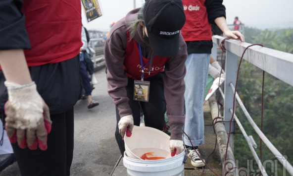 Người dân Hà Nội tấp nập đi thả cá tiễn ông Công ông Táo về trời