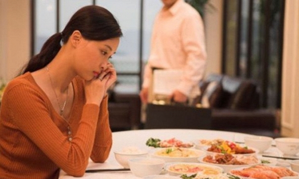 Nhìn mâm cỗ bị mẹ chồng chia đôi với 2 phần hoàn toàn khác biệt mà nước mắt tôi ứa ra