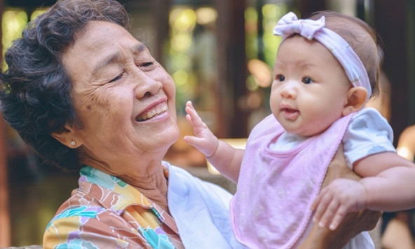 Nỗi niềm của những người ông bà bị chỉ trích không chăm cháu giúp là không thương con cháu: Đừng bắt chúng tôi phải 'làm cha mẹ lần 2'