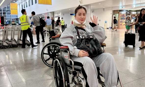 Ốm đau vẫn bị anti-fan xúc phạm, Khánh Thi tổn thương tung ảnh ngồi xe lăn ở sân bay