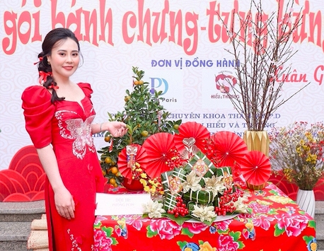 Hoa hậu “hai nhiệm kì” Phan Kim Oanh diện áo dài ngồi chấm thi “gói bánh chưng”