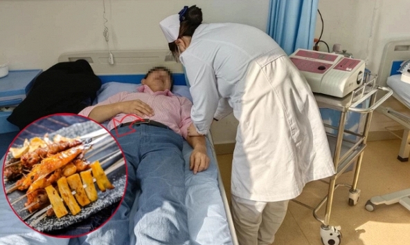 Nuốt nhầm xiên thịt nướng dài 13cm, chàng trai 28 tuổi đau bụng suốt 3 tháng, không thể đi lại