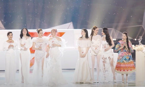 Lệ Quyên 'xa mặt cách lòng' với Trang Pháp, tạo thành khoảng trống lớn trên sân khấu trao giải Chị đẹp