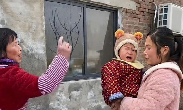 Ly hôn ôm con về nhà mẹ đẻ, người phụ nữ bị mẹ tuyệt tình đuổi đi, nói lý do khiến cô chạnh lòng bật khóc tức tưởi