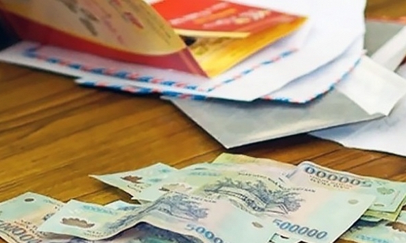 Vợ chuẩn bị quà Tết cho mẹ đẻ có phong bì 2 triệu, chồng lén xem trước rồi lẳng lặng làm một điều