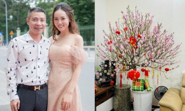 Vợ NSND Công Lý hé lộ góc nhỏ phòng khách đầy hoa tươi ngày cận Tết, bảo sao được khen là nàng dâu đảm đang