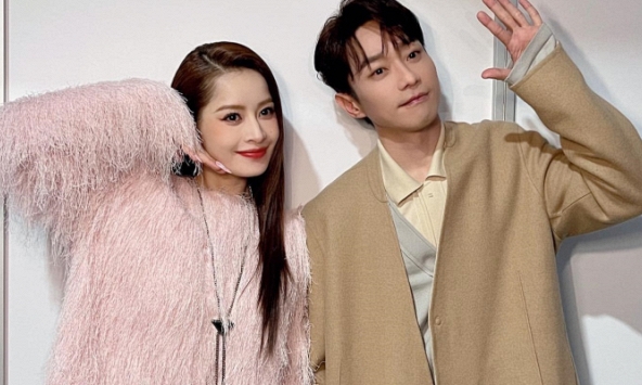 Chi Pu 'xả' ảnh thân thiết bên nam thần huyền thoại Cbiz, visual bén chấp cam thường ở hậu trường Xuân Vãn gây sốt 