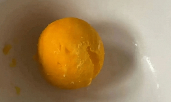 Con không muốn ăn lòng đỏ trứng, bố làm hành động khiến cả cộng đồng mạng lên án: Đây không phải là gia đình!