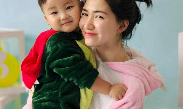 Hòa Minzy bình luận một câu dưới bài đăng, người hâm mộ lập tức khen lia lịa: 'Dạy con giỏi quá ạ'