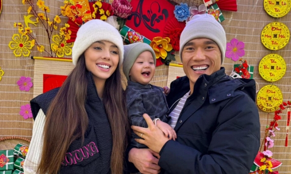 Lần đầu tiên của thủ môn Bùi Tiến Dũng cùng vợ mẫu tây và con trai