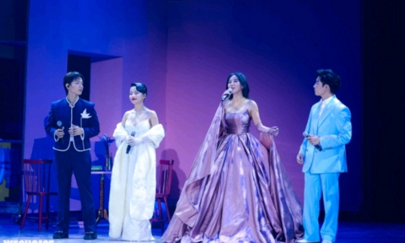 Netizen 'ngây ngất' trước liên khúc ballad của Văn Mai Hương Anh Tú - Lâm Bảo Ngọc - Hoàng Dũng tại WeChoice, khen cú máy one-shot quá 'ảo diệu'