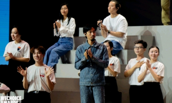 Xem trọn vẹn sân khấu mở màn của Đen Vâu tại WeChoice, xúc động về profile của những 'người bình thường