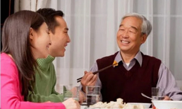 Không muốn kém cạnh các em, chồng tôi định biếu ông nội hết tiền thưởng Tết của 2 vợ chồng