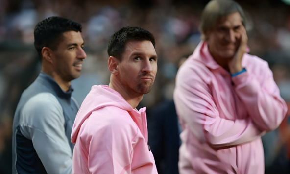 Messi trải qua chuyến du đấu đáng quên chưa từng có: Không thể so tài cùng Ronaldo, bị fan bất bình đòi tiền vé