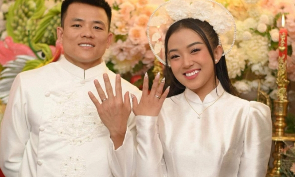 Tiền vệ đội tuyển Việt Nam đính hôn, Quang Hải, Văn Hậu lập tức vào “nhả vía cực mạnh ” chúc mừng 