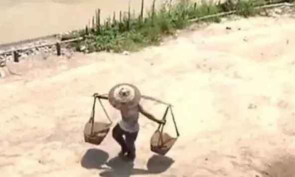 Cha vác 200 bao cát mỗi ngày nuôi con đỗ Thanh Hoa, cuộc sống hiện tại của cậu con trai ra sao? 