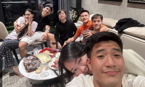 Hội cầu thủ ăn tất niên tại nhà Văn Hậu - Hải My: Gia chủ ôm nhau tình tứ, có Quang Hải nhưng thiếu một người đặc biệt
