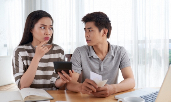 Nhìn chồng hậm hực dắt xe máy cà tàng đi làm ngày cuối năm mà tôi vừa buồn cười vừa thương xót