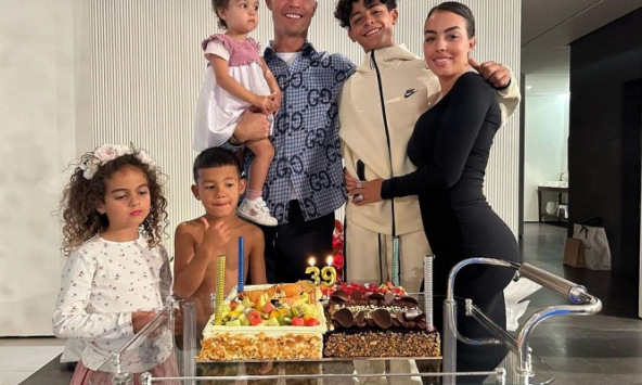 Ronaldo đăng ảnh khoe sinh nhật lần thứ 39, fan ngỡ ngàng trước chiều cao khó tin của cậu con trai cả