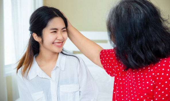 Tôi không dám tin vào mắt mình khi nhìn tập tiền mẹ chồng lì xì cho ngay sáng mùng Một Tết