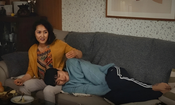 'Cô đi mà lấy chồng tôi': Đằng sau một gã chồng bất tài, không biết kiếm tiền và ham làm giàu nhanh là mẹ chồng thế nào?