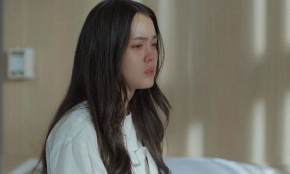 Dọn dẹp phòng mẹ, tôi òa khóc khi tìm thấy tấm ảnh bà cất giữ cẩn thận dưới gối