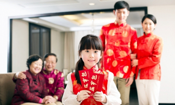 Được lì xì 200k, con trai nói một câu ngay trước mặt khách khiến bố mẹ ngượng chín mặt