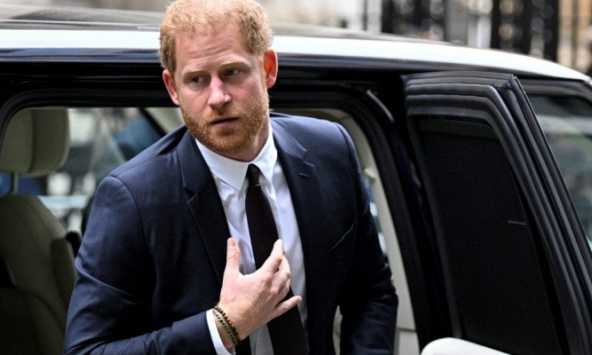 Harry về thăm cha nhưng không ở trong dinh thự hoàng gia mà thuê khách sạn tư, cựu quản gia tiết lộ lý do thực sự phía sau