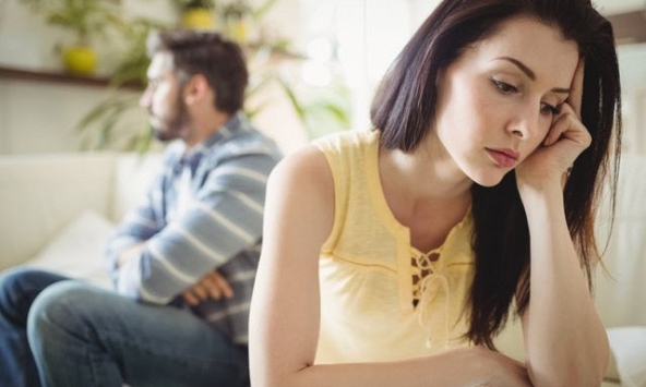 Nghe tiếng 'choang', tôi chạy ra thì thấy chồng ném chậu lan hồ điệp vỡ tan hoang dưới nền gạch