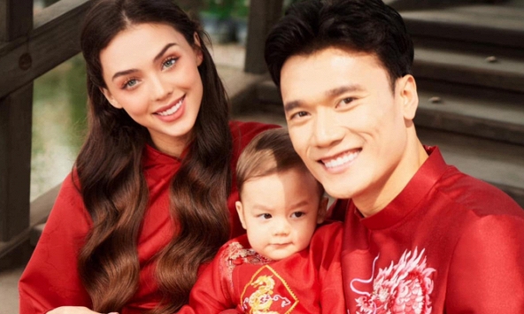 Bùi Tiến Dũng hoá người mẫu diện áo dài chụp ảnh tết cùng vợ mẫu tây và con trai