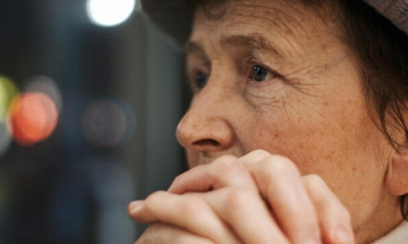 Choáng váng vì mẹ chồng mê mẩn phim truyền hình đến mức mặc kệ cả khách tới chúc Tết