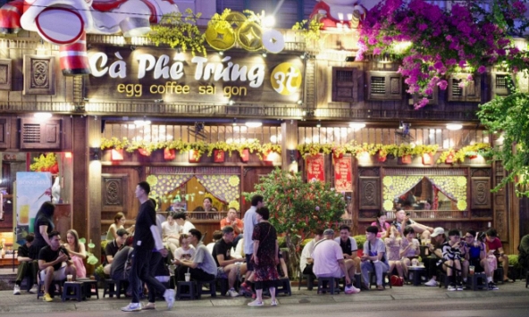 Giới trẻ TPHCM tấp nập ngồi cà phê ngắm pháo hoa đêm Giao thừa: không khí náo nhiệt khắp muôn nơi ai cũng hân hoan đón năm mới 